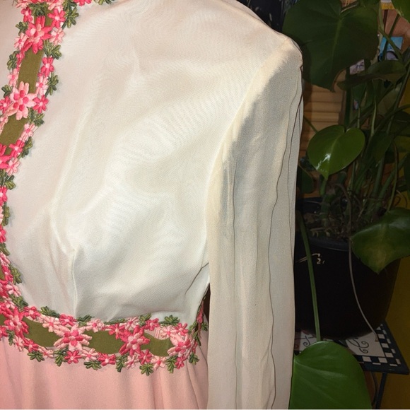 Vintage 1970s XS women’s lace floral embroidered pink & cream long sleeve dress - Picture 10 of 10